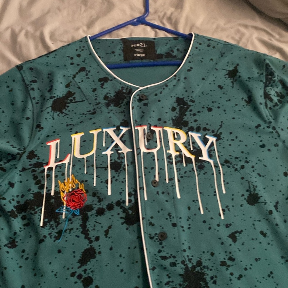 Im selling it because it’s to big for my size brand New Jersey and fits anything